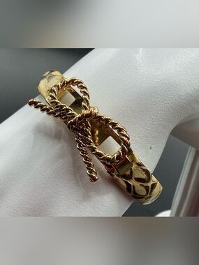 RACHEL LEIGH GOLDTONE SNAKESKIN PATTERN CLASPED BANGLE BRACELET